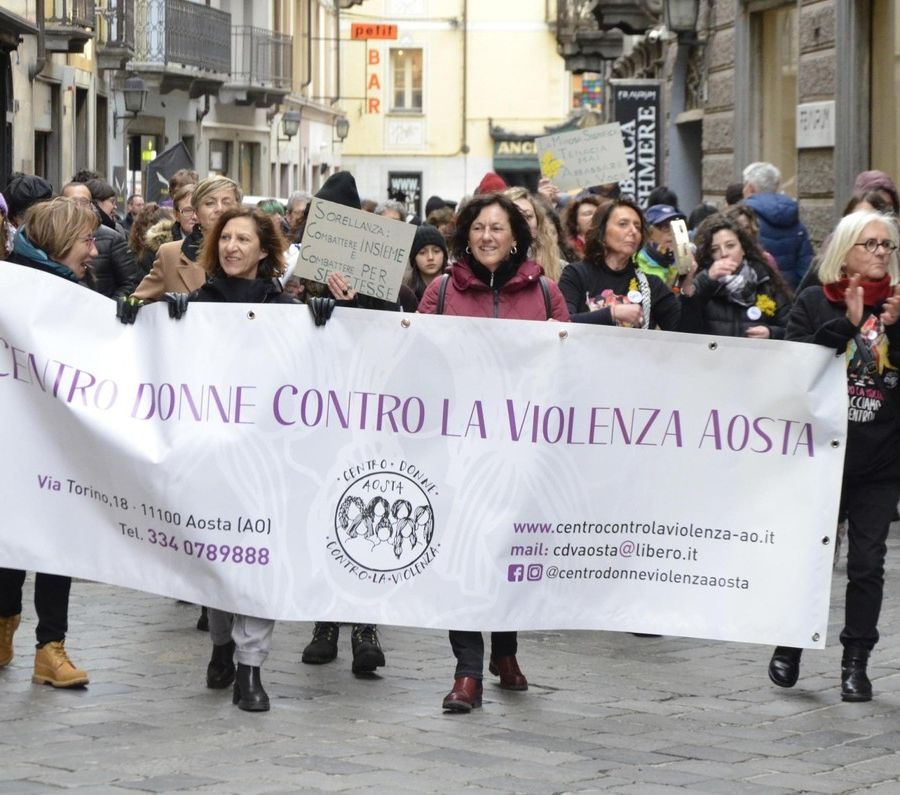 Le donne del Centro contro la violenza sfilano ad Aosta (immagine di repertorio)