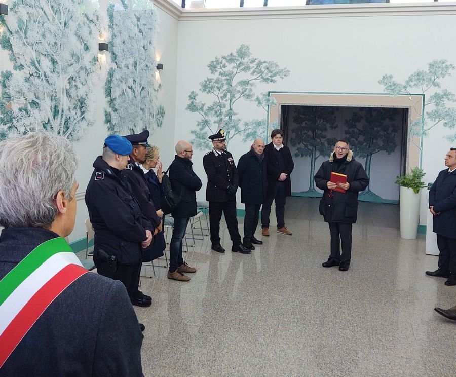 Don Isidoro Mercuri Giovinazzo (al centro) prega insieme alle autorità e ad alcuni familiari di vittime del Covid nel tempio crematorio del cimitero di Aosta