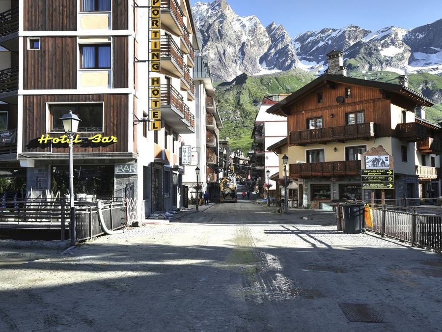 Così il centro di Breuil-Cervinia lunedì 8 luglio (credit Gianluca Gobbi)