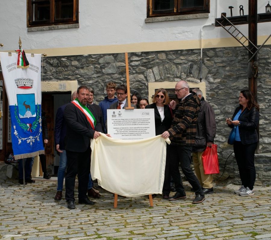Offuscata dalle polemiche, la scopertura della targa commemorativa di fronte al Museo della Resistenza e centro di documentazione 'Émile Chanoux. Il sentiero dell'Europa'