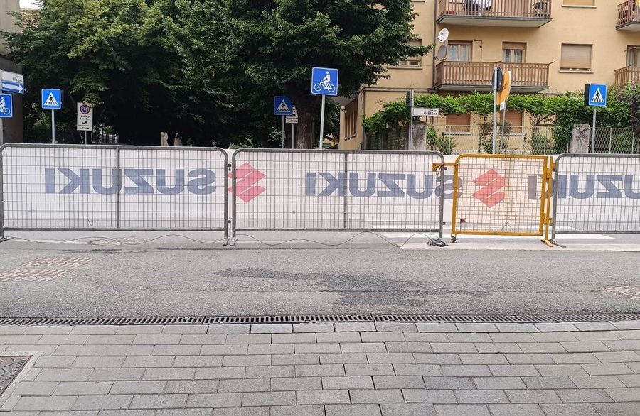 L'ingresso di una rampa dai garages bloccato dalle transenne