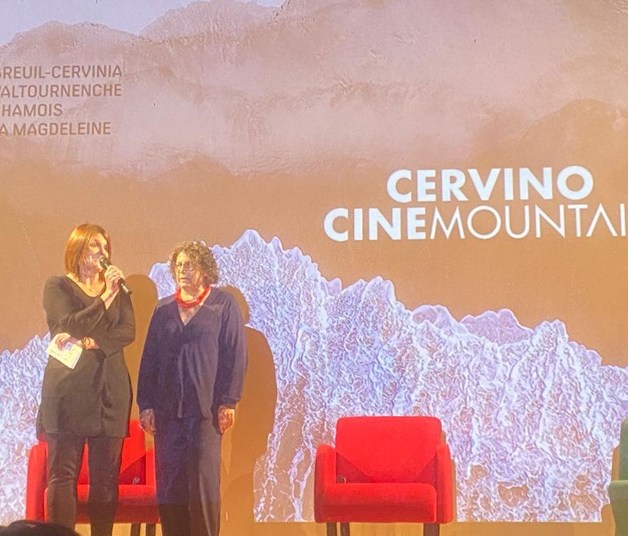 La sindaca Elisa Cicco porta i saluti della comunità votornen al pubblico del Cervino Cinemountain Film Festival