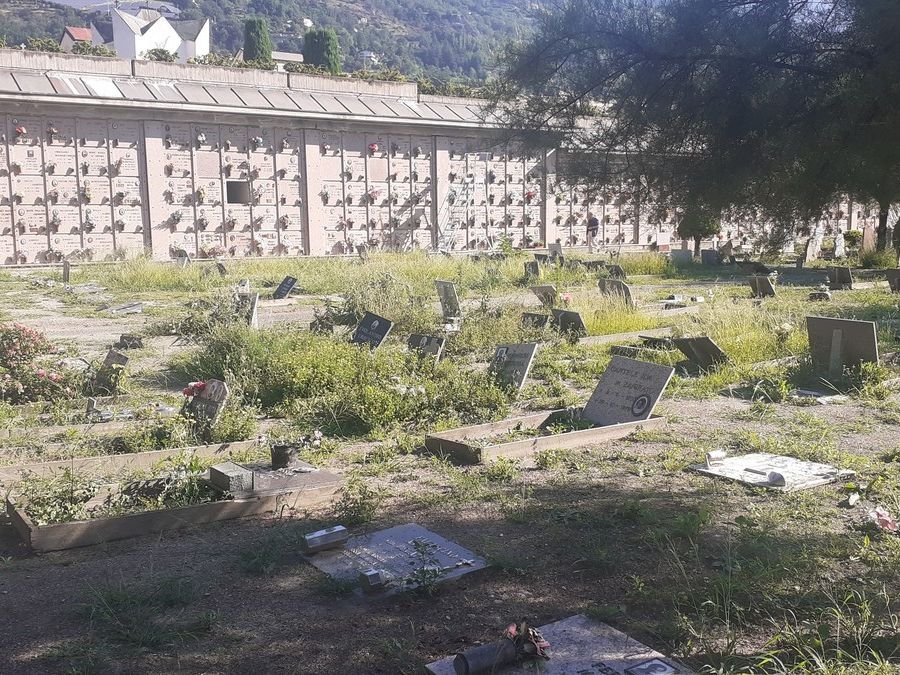 Un angolo del cimitero di Aosta (foto di Massimo Acerbi Predasso)