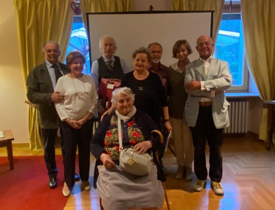 Al centro della foto la professoressa Augusta Cerutti (seduta) e la presidentessa del Circolo, Maria Grazia Vacchina