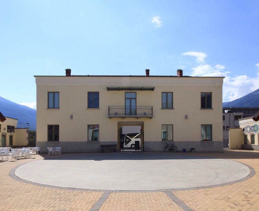 Ad Aosta 'Red Flags', installazione artistica sulle vittime di violenza di genere