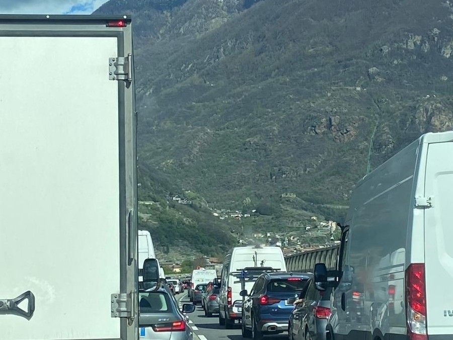 Tre chilometri in tre ore; la 'passione' degli utenti su A5 e Statale 26