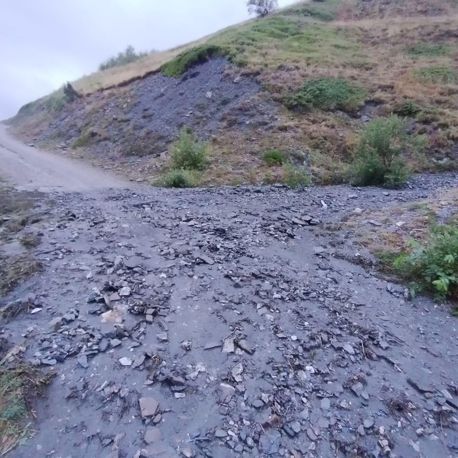 Saint-Pierre, frana a Vetan sulla strada verso gli alpeggi e il rifugio Falère Saint-Pierre, frana a Vetan sulla strada verso gli alpeggi e il rifugio Falère