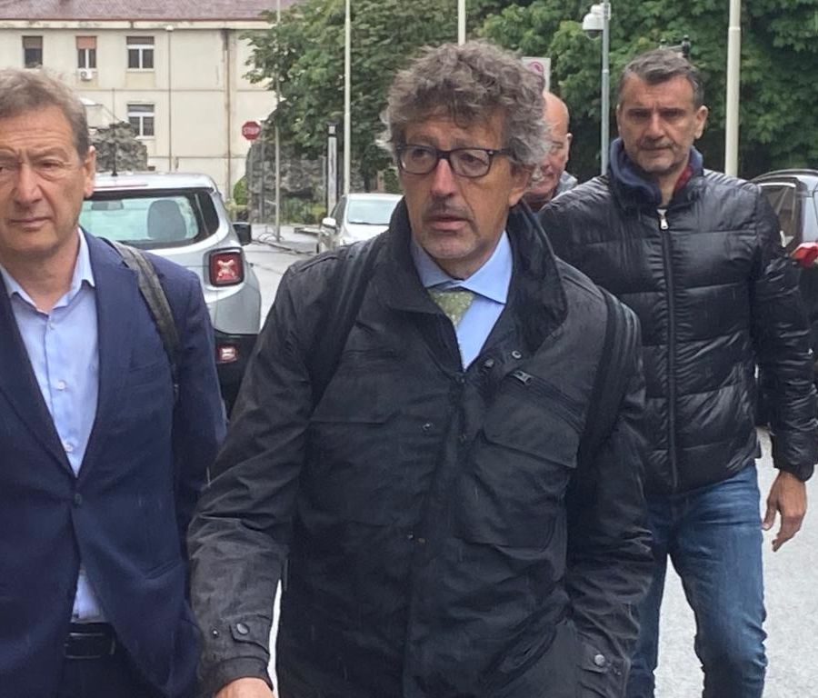 Ezio Colliard insieme all'avvocato Corrado Bellora all'ingresso del Palazzo di Giustizia di Aosta