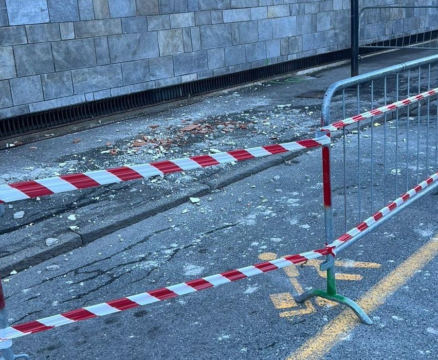 Aosta, caduta calcinacci dal tetto del Mercato coperto, verifiche strutturali in corso