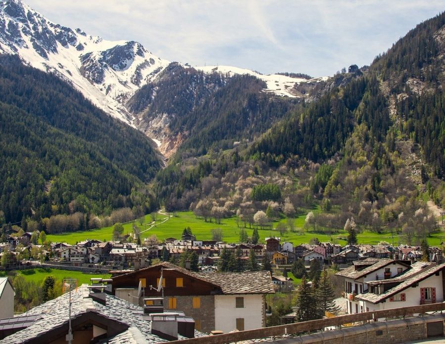 L'allarme dei sindaci di Courmayeur e Valtournenche, 'da noi troppa speculazione edilizia'