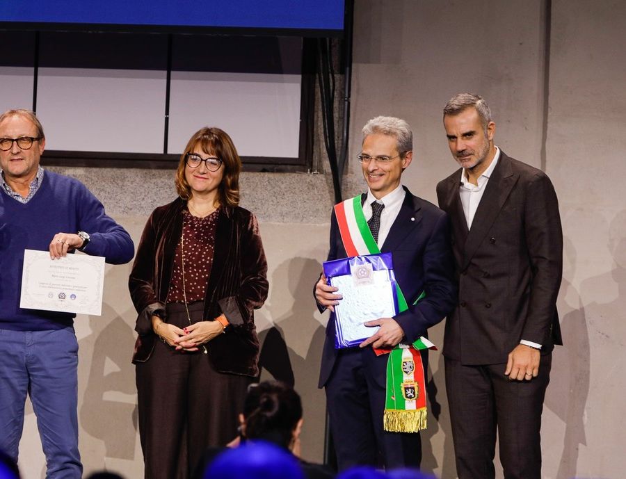 Gigi Crestani premiato dal sindaco Gianni Nuti. Nella minigallery, il Presidente del Comitato regionale Piemonte e Valle d’Aosta, Mauro Foschia con il Presidente della FIGC, Gabriele Gravinam poi con Giancarlo Abete e con Alberto Cirio