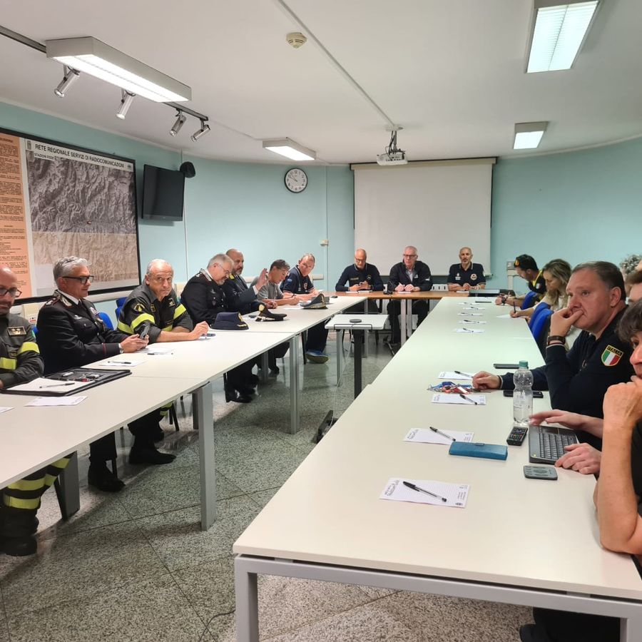 La riunione del CCS all'arrivo del capo della Protezione civile, Fabrizio Curcio, domenica sera