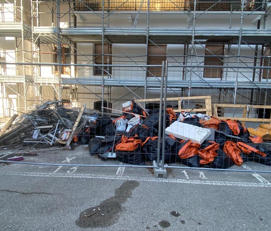 Aosta, discarica di immondizie in un cantiere del 'Bonus 110' al quartiere Cogne (copia 1)