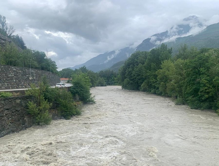 La Dora Baltea in media Valle nel primo pomeriggio di oggi (cliccare sull'immagine per avviare la mini gallery)