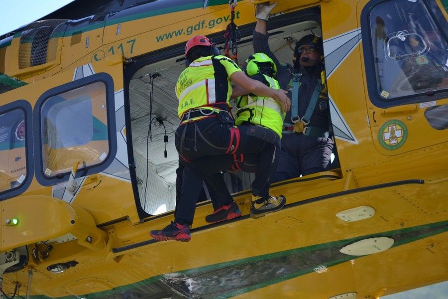 Doues, 19enne cade per 60 metri in una scarpata