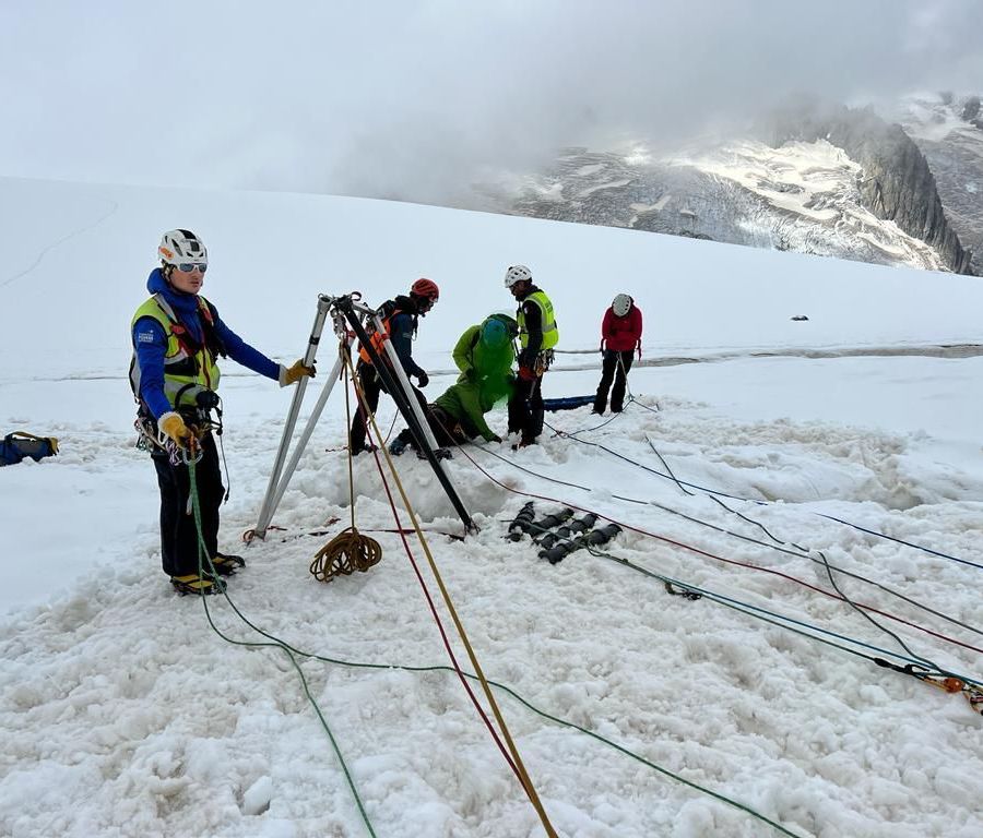 L'alpinista estratto dal crepaccio dalle guide della Gendarmeria di Chamonix