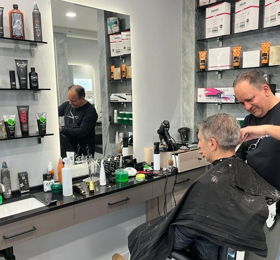 Luigi Fazari al lavoro nel suo nuovo salone