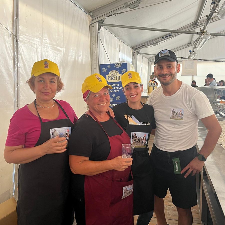 Decine di volontari sono impegnati a garantire il successo della festa (cliccare sull'immagine per avviare la minigallery)