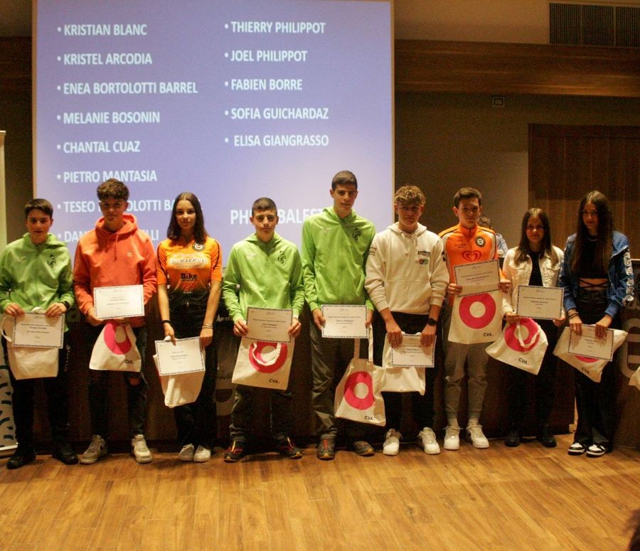Sfilata di campioni e campioncini sul palco della festa del Ciclismo 2023