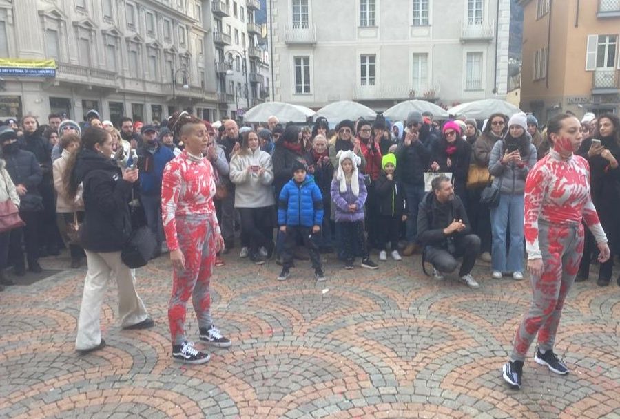 In 300 in piazza Chanoux per urlare 'basta' a femminicidi e violenze di genere VIDEO FLASH MOB