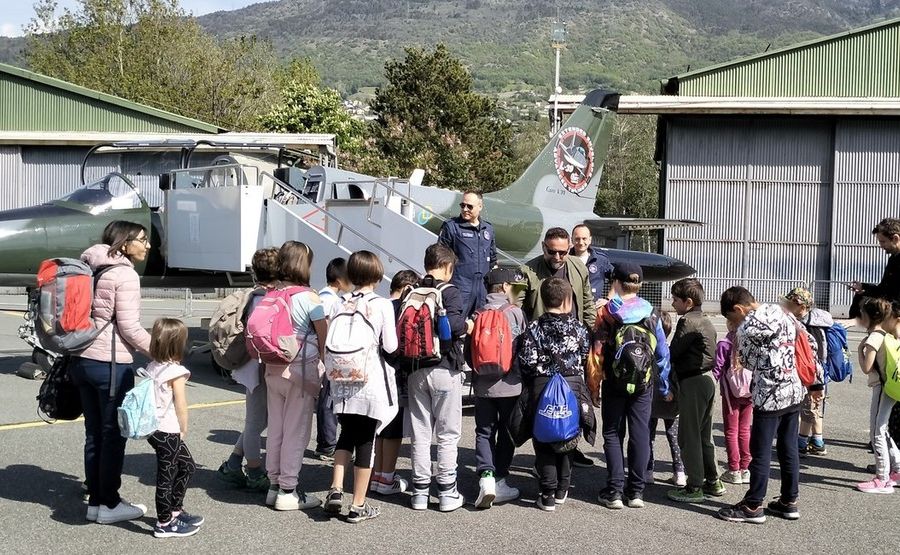 Un'istruttiva visita all'aeroporto di Aosta con Fleurs De Vie