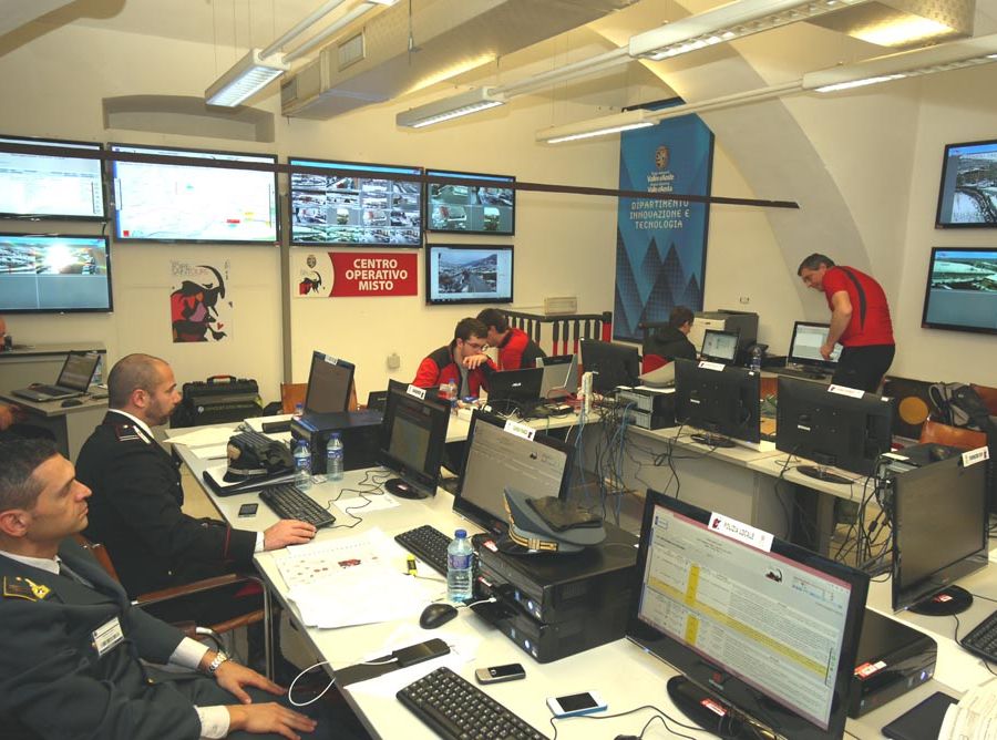 Forze dell'ordine 'premiate' con opere di artigianato valdostano