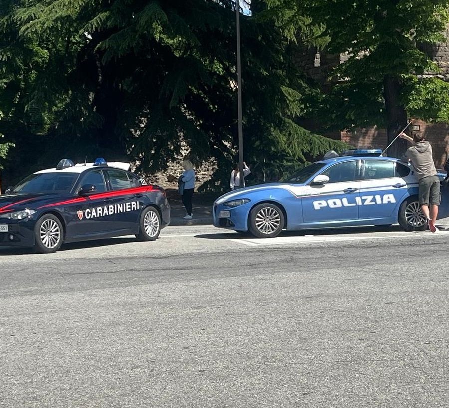 L'intervento delle Forze dell'ordine in piazza Manzetti