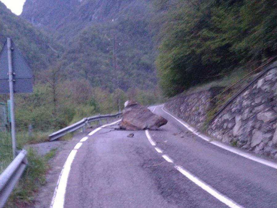 Grosso masso sulla regionale di Pontboset, chiusa la strada