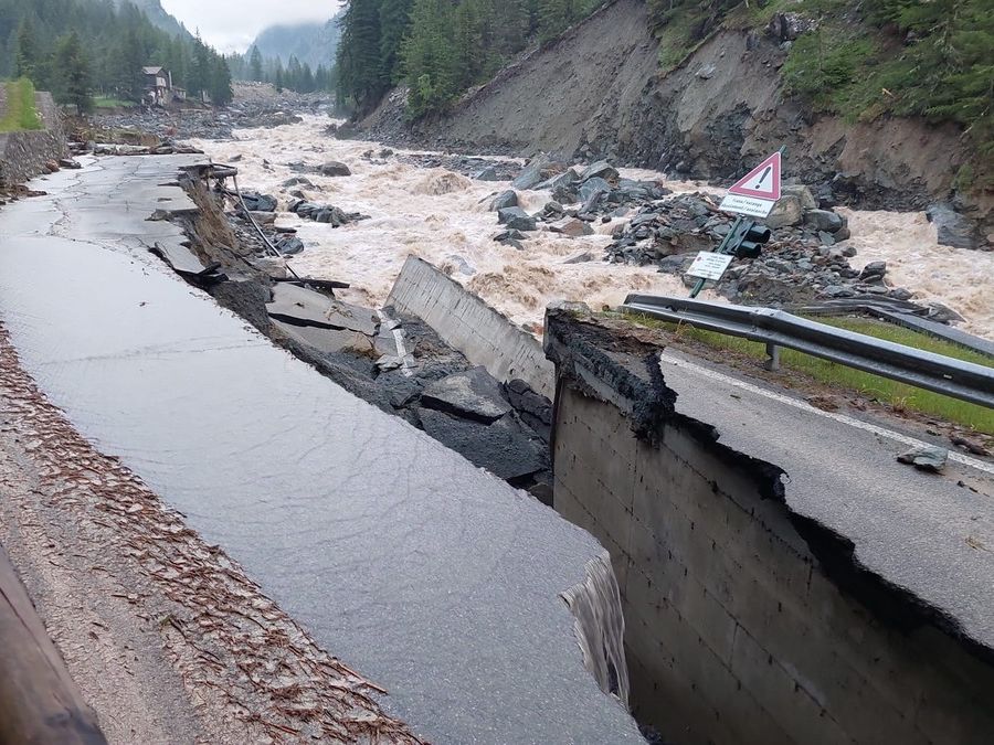 Foto scattata questa mattina nella vallata di Cogne: la strada regionale 47 investita dalla frana che ha isolato il paese