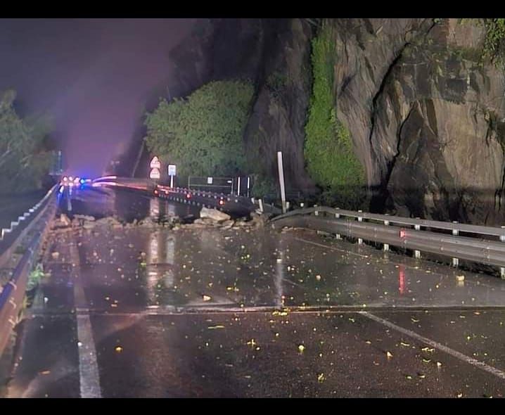 Donnas, frana nella notte sulla Statale 26, strada chiusa