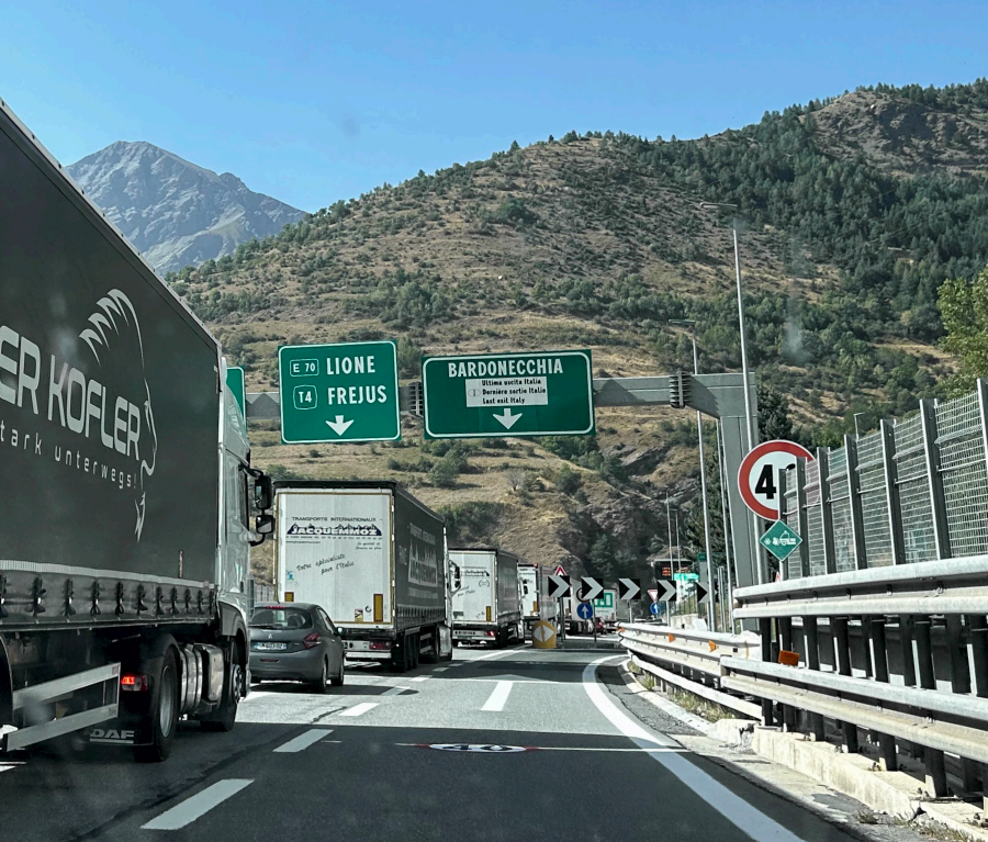 Temporaneo stop ai Tir al traforo del Fréjus: traffico pesante dirottato al Monte Bianco