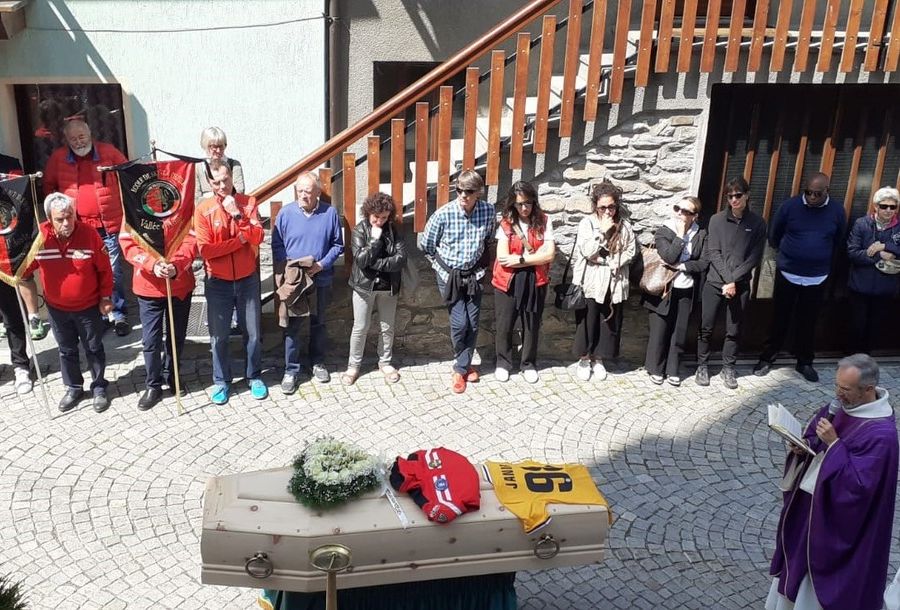 Nella chiesa di La Thuile, tra le lacrime, il commosso saluto di Didier all'amata Janira