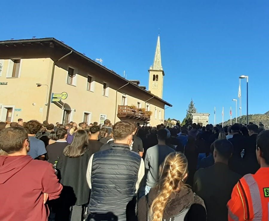 Tutta Introd unita nell'abbraccio alla famiglia di Claire Vanin