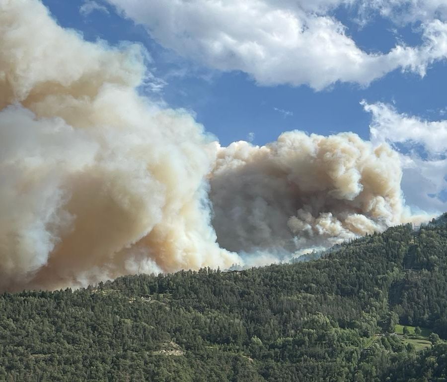 Anche la pioggia ha aiutato a spegnere il grande incendio duro a morire