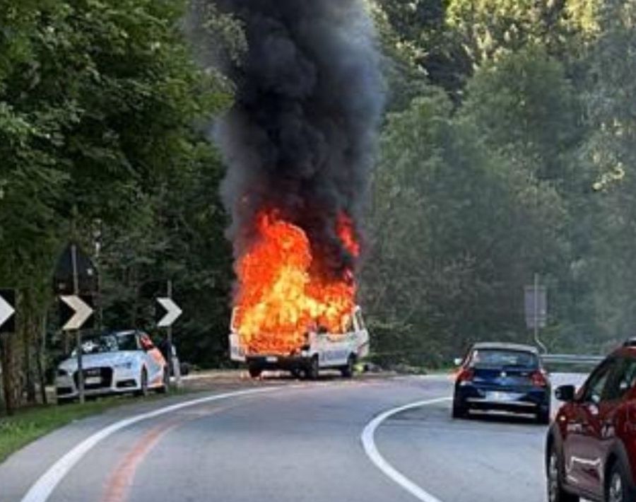 Furgone a fuoco sulla regionale di Antey