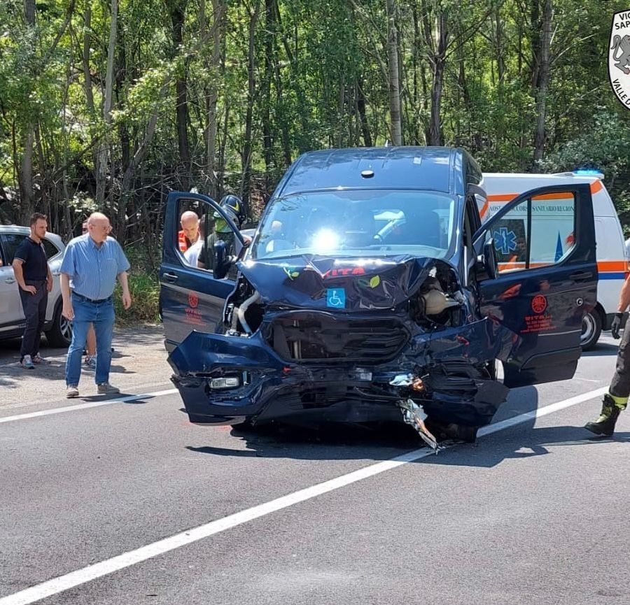 Due feriti nello scontro tra due auto e un furgone a Montjovet