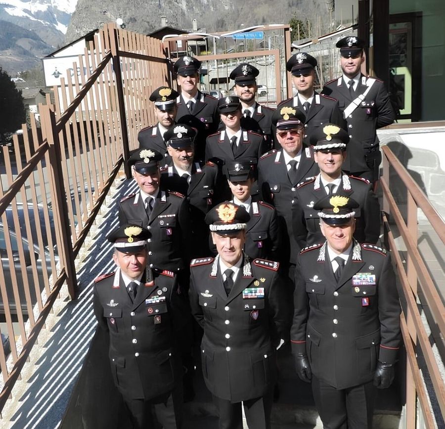 Il Generale dei carabinieri, Riccardo Galletta, con il TenCol Livio Propato e i militari della Stazione di Courmayeur