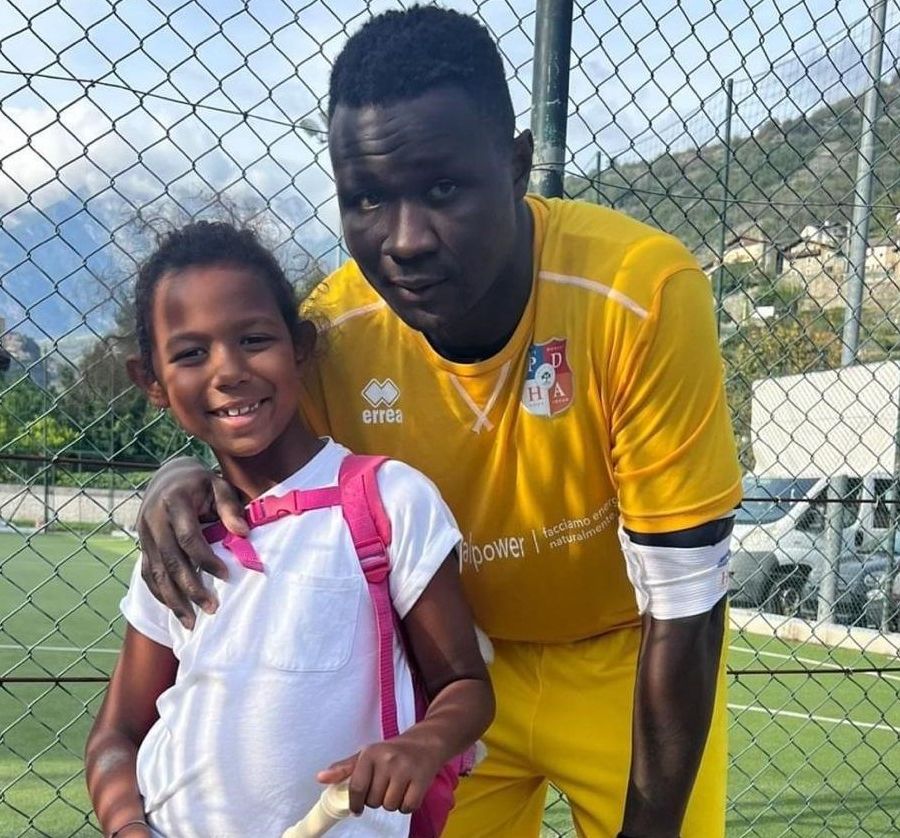 Lys Gomis con la figlia, immagine da lui postata sul commento apparso ieri su Facebook