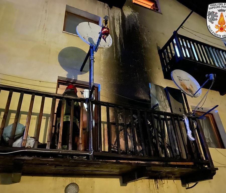 Incendio all'alba in un'abitazione a Sarre