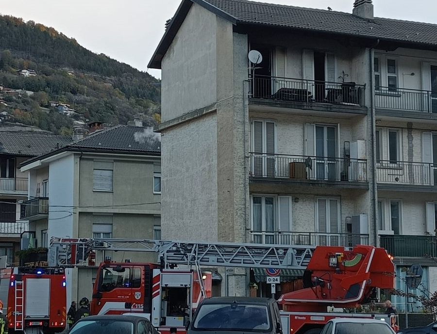 A fuoco un alloggio in corso Battaglione ad Aosta