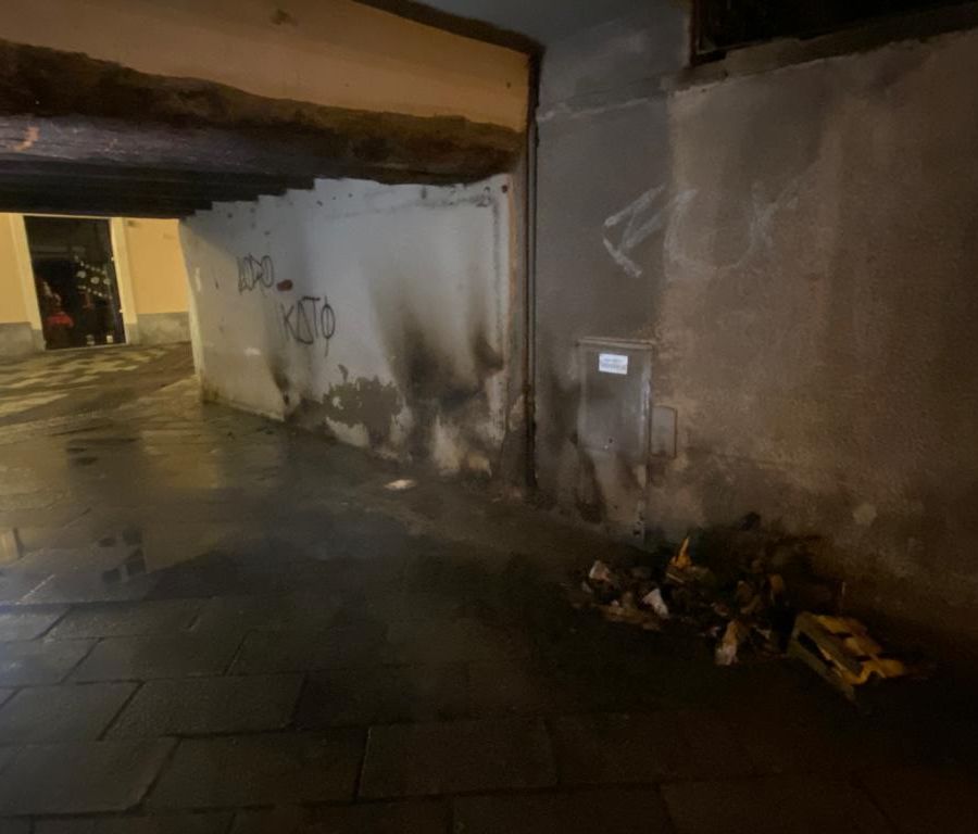 Incendiato il rifugio di un senzatetto fatto di cartoni e cassette di legno