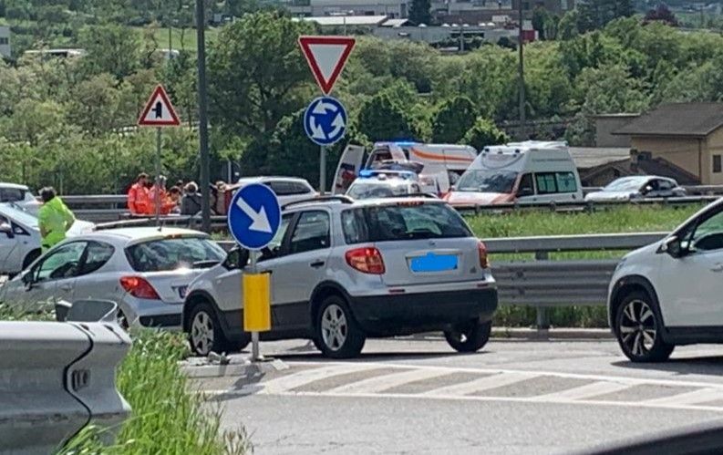 Auto contro Apecar sulla statale 26 alla rotatoria di Nus, due feriti
