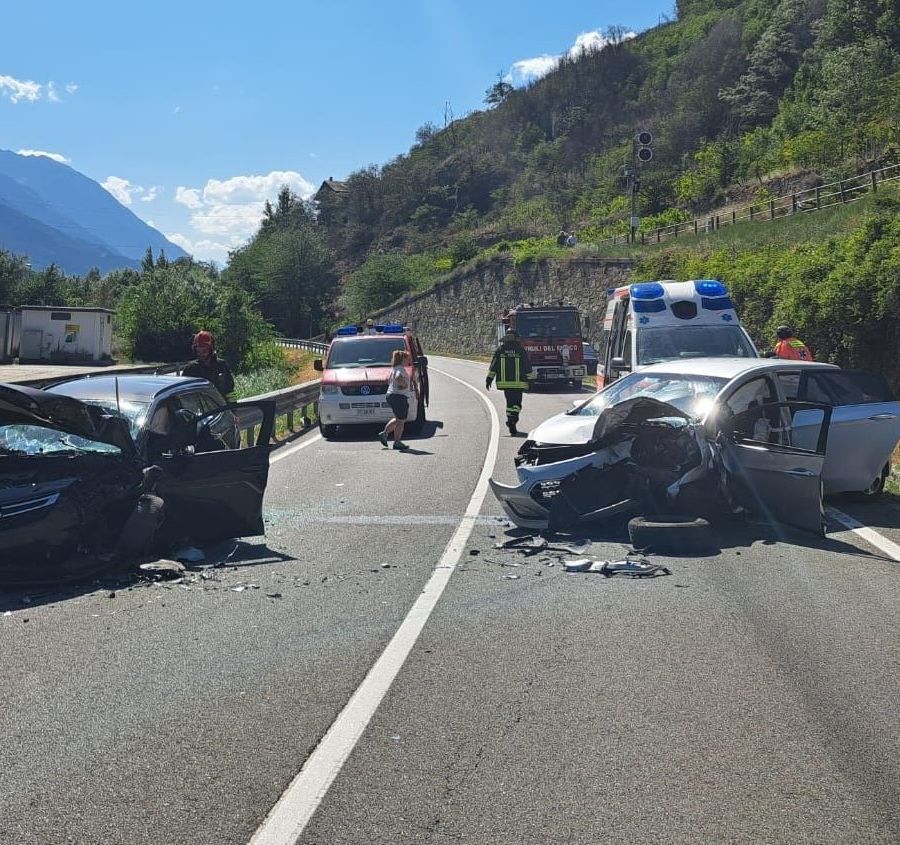 Quattro feriti in un frontale tra due vetture sulla statale 26 a Pontey