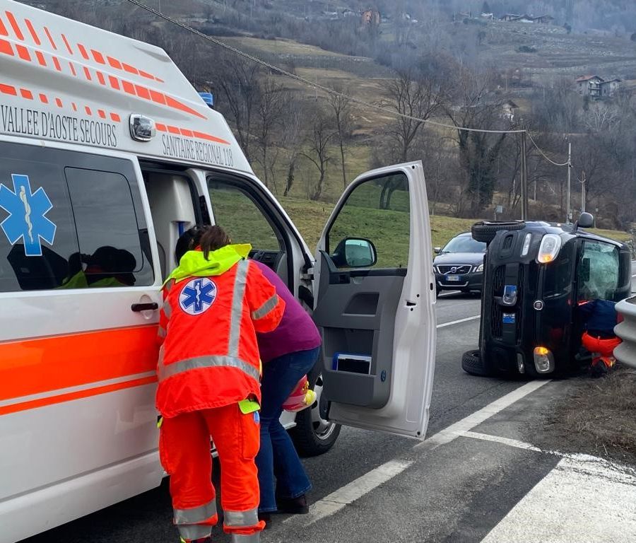 Soccorritori del 118 all'opera sulla scena di uno dei tanti incidenti stradali nella zona di Plantayes