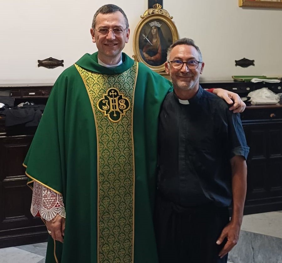 Il Vescovo ausiliare di Roma Monsignor Dario Gervasi insieme a Don Isidoro Mercuri Giovinazzo