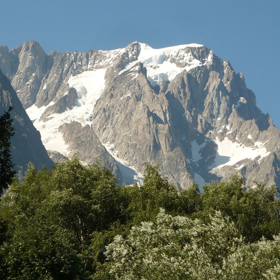 Pilota di parapendio cade in decollo sulle Grandes Jorasses