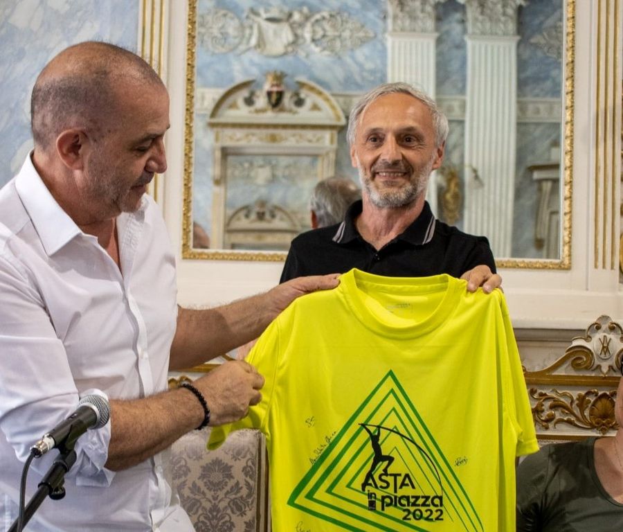 Claudio Latino (a sn) consegna un riconoscimento al giornalista e organizzatore di eventi sportivi Fulvio Assanti