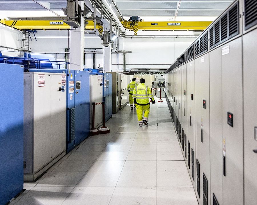 Lavoratori in una sala tecnica nel tunnel del Bianco
