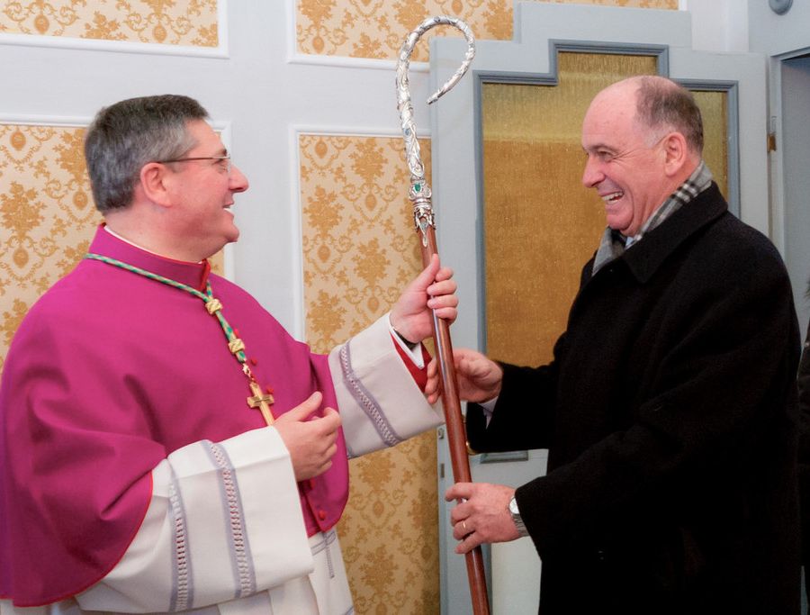 2011, l'allora Presidente della Giunta Augusto Rollandin consegna del bastone pastorale, dono della Regione, a Monsignor Lovignana nel giorno della sua ordinazione episcopale