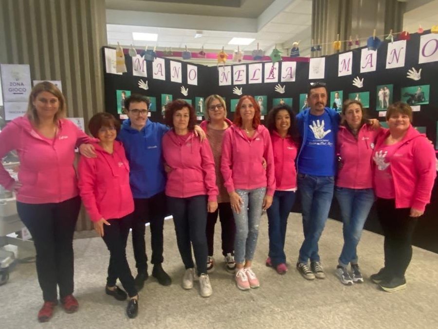 Foto di gruppo per i volontari di 'Mano nella Mano'